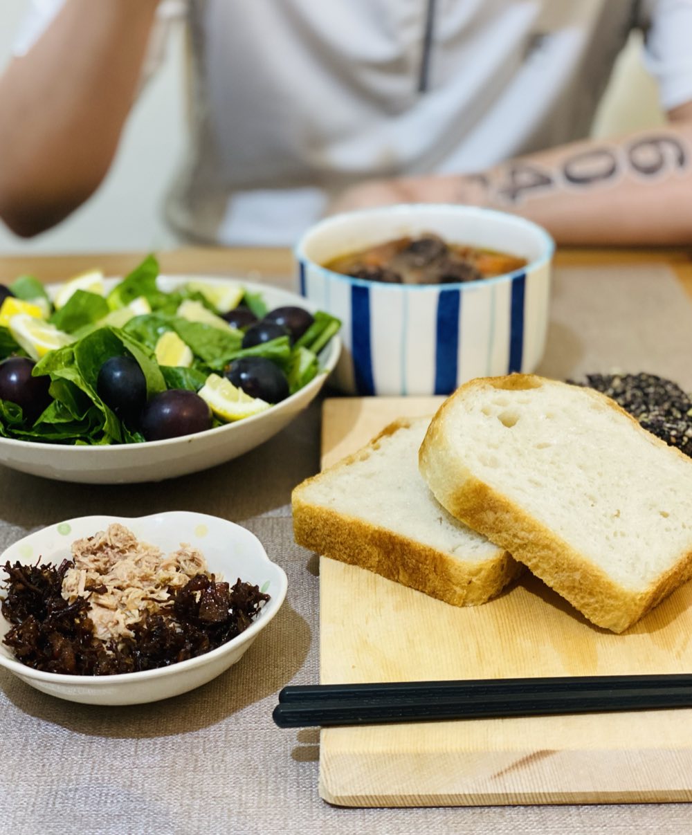 餐桌上的另一頓飯：木盤上的吐司、生菜沙拉、肉燥與肉鬆、一碗湯