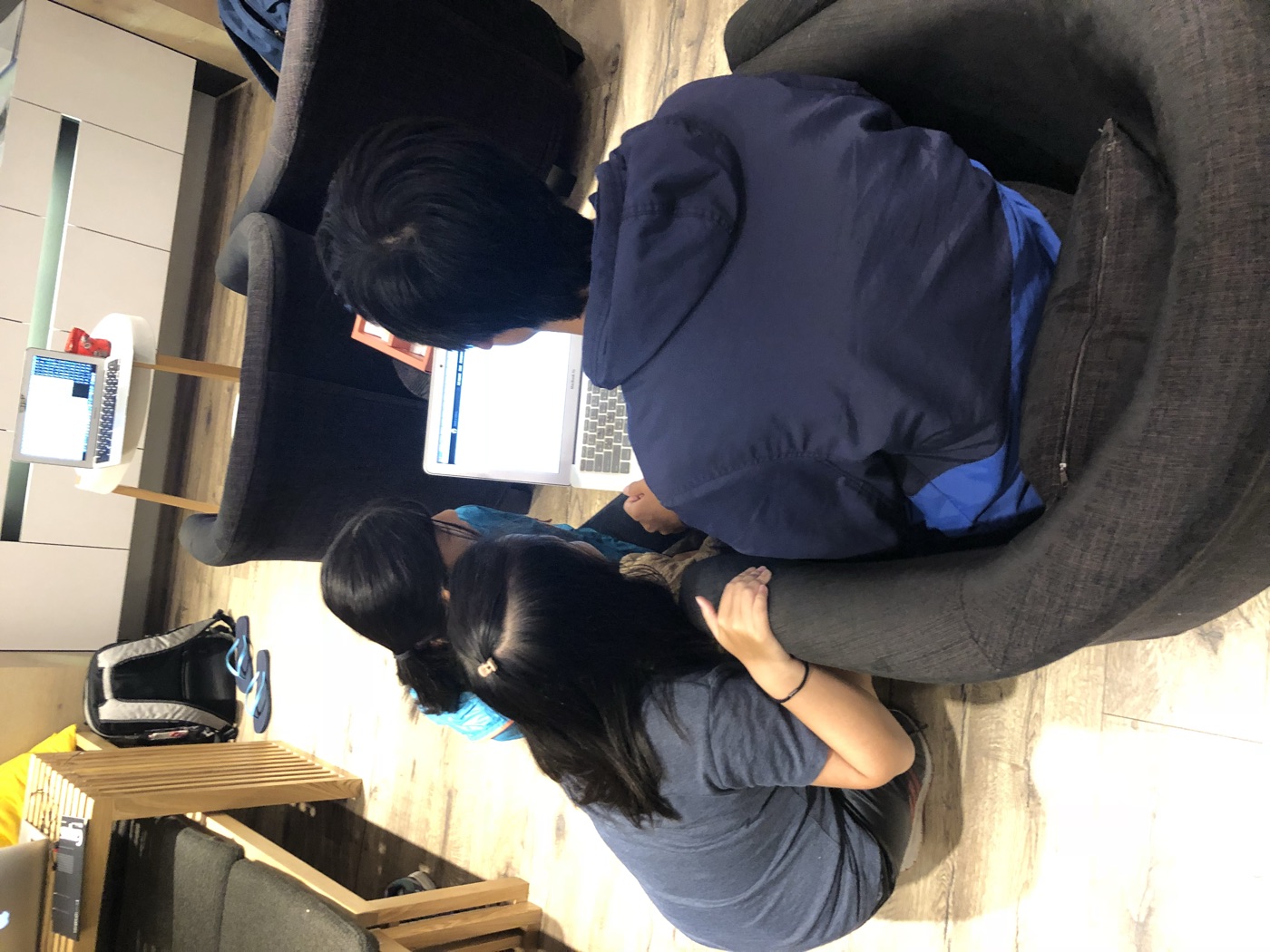 三個孩子在青島東路的青旅裡，圍著一台筆電討論網站要放什麼。